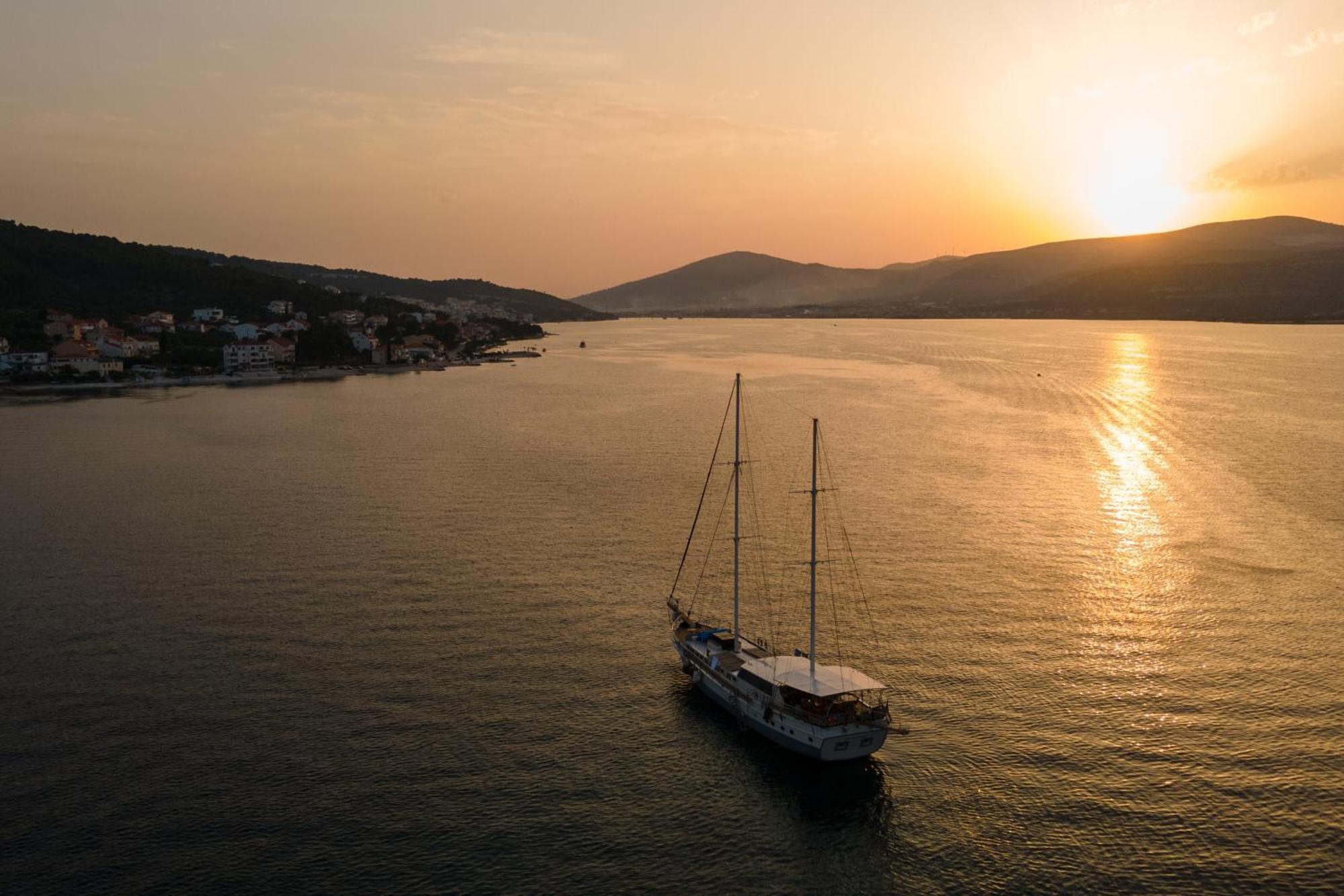 Apartments By The Sea Arbanija, Ciovo - 1085 Трогир Экстерьер фото